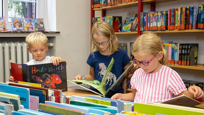 Kinder in einer Katholischen Öffentlichen Bücherei