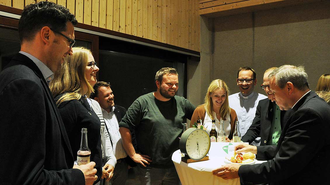 Die Uhr tickt: Weihbischof Theising (rechts) im Gespräch mit dem BDKJ, dem Dachverband der kirchlichen Jugendverbände unter Leitung von Jugendpfarrer Holger Ungruhe (dritter von rechts).