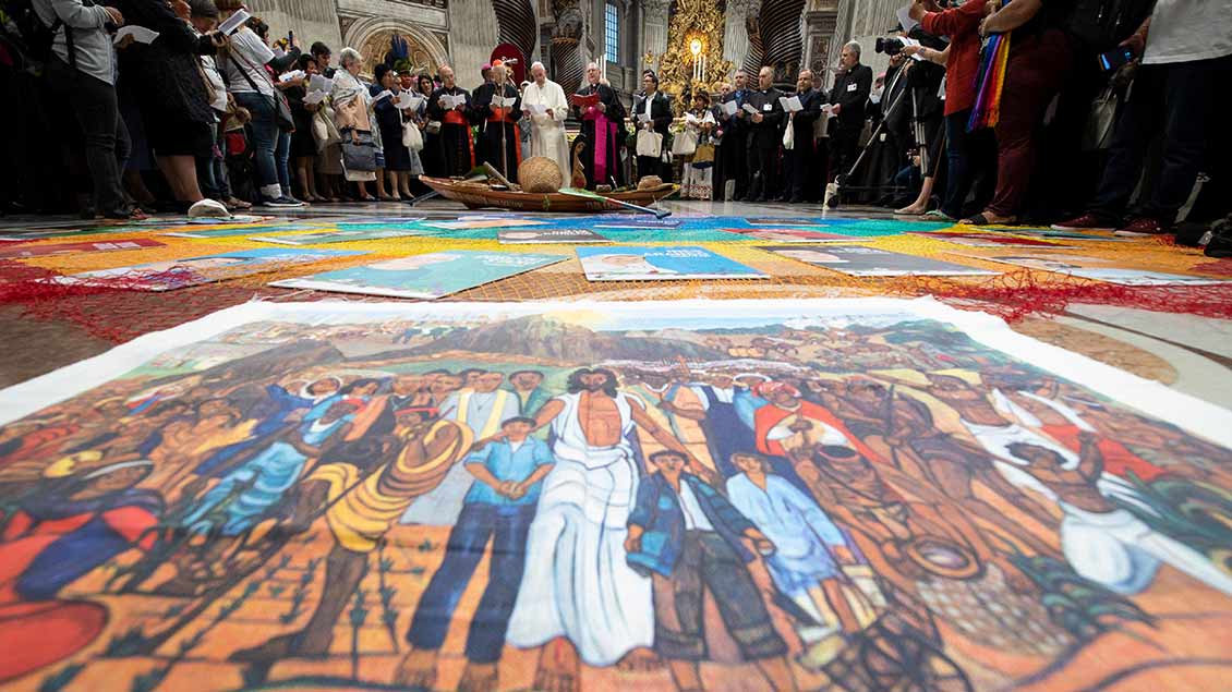 Papst vor Gemälde mit Jesus und Indigenen 