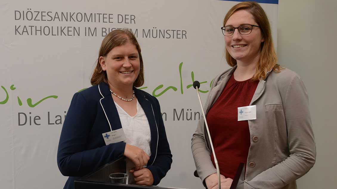 Lisa-Marie Singer, stellvertretende Geschäftsführerin des ZdK (links), und Kerstin Stegemann, Vorsitzende des Diözesankomittees.