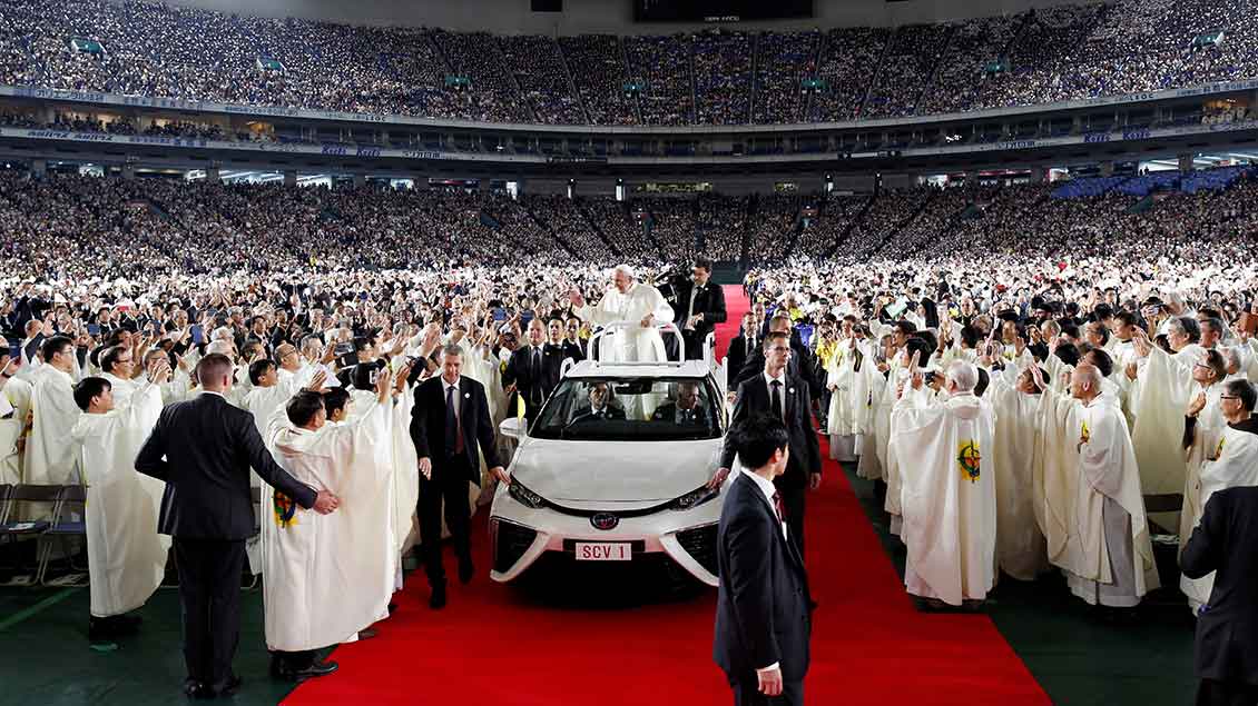 Papst Franziskus auf dem Papamobil im "Tokyo Dome"