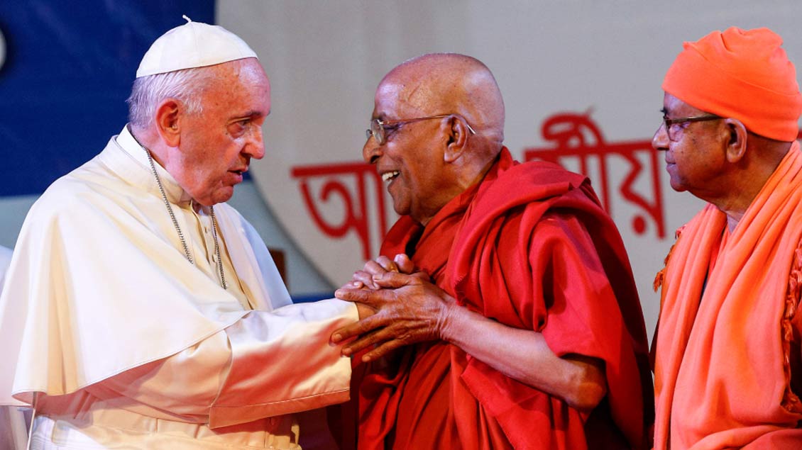 Papst Franziskus mit Vertretern des Buddhismus 2017 in Dhaka.